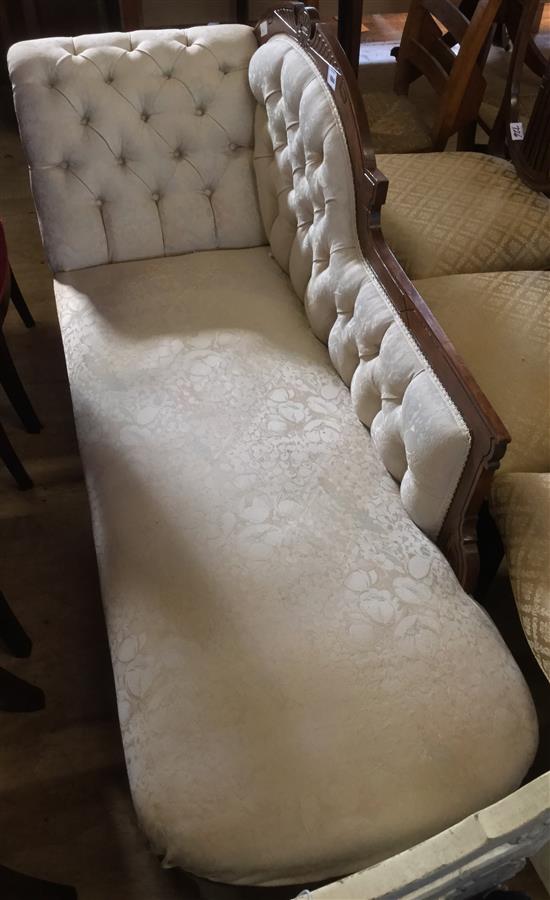 Button back chaise lounge